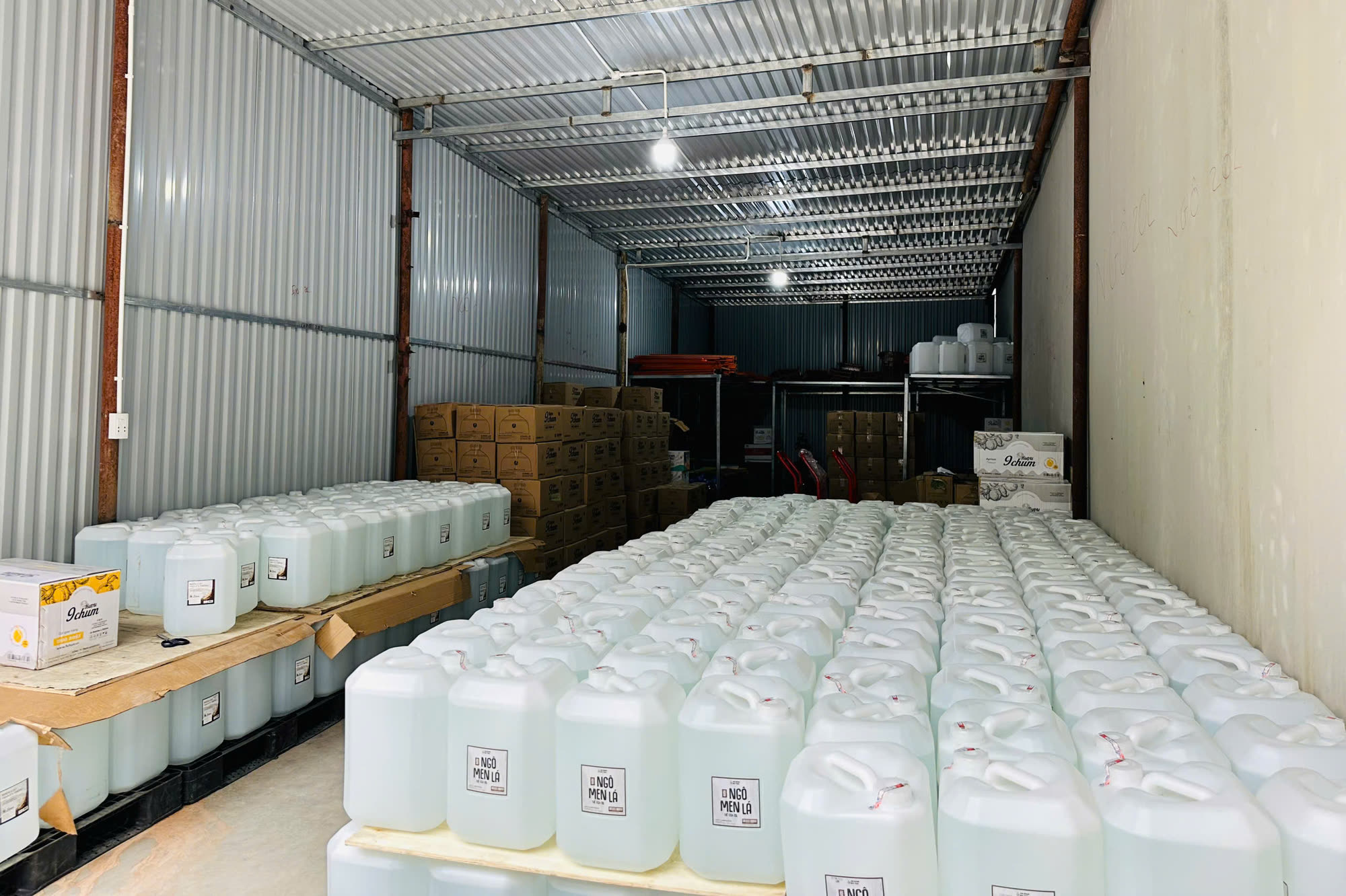 Kho can 20 lít xếp kín sàn xưởng