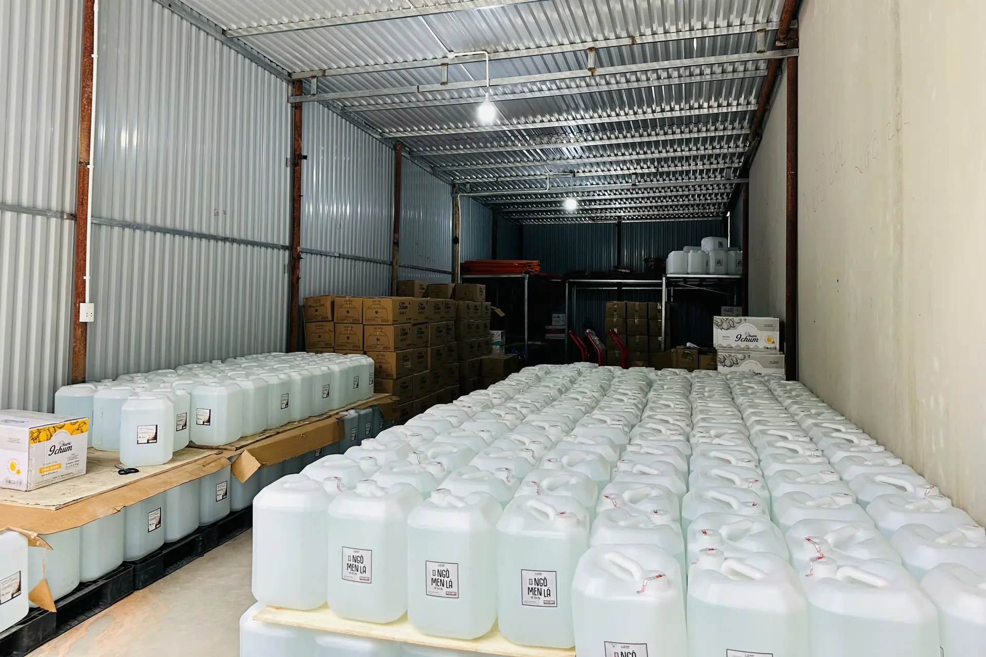 Kho can rượu 20 lít xếp kín sàn xưởng 9 Chum, quy cách các nhà hàng hay lấy