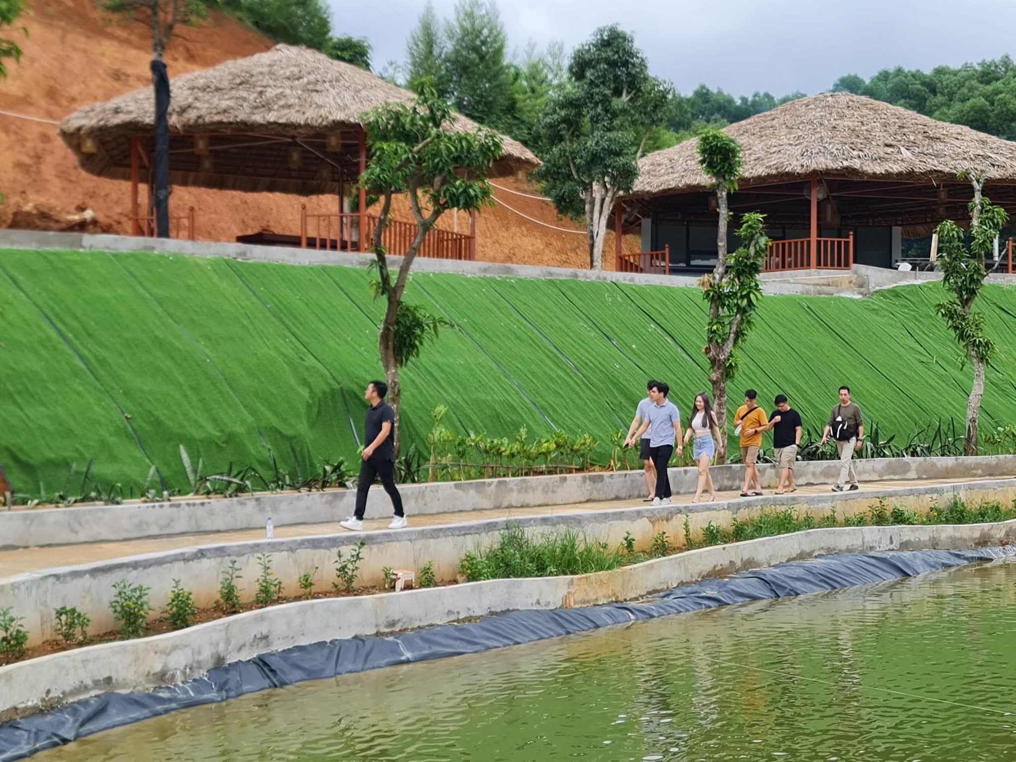 Khu sinh thái trong khuôn viên nhà máy với hồ nước và nhà sàn mái lá