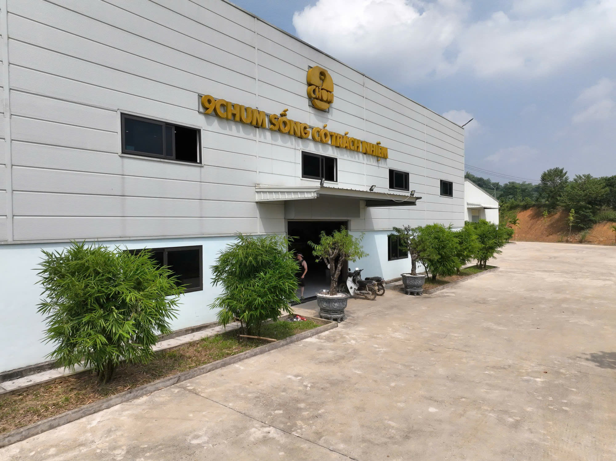 Xưởng sản xuất 9 Chum nhìn từ sân, gắn logo và dòng chữ 9 Chum sống có trách nhiệm