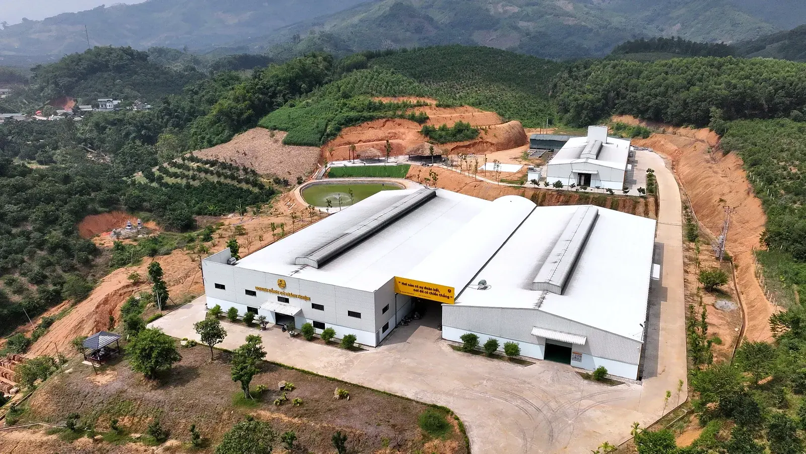Toàn cảnh nhà máy rượu 9 Chum tại Yên Sơn, Tuyên Quang nhìn từ trên cao