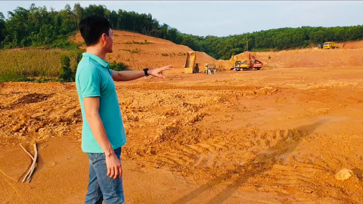 Khánh đứng trên nền đất vừa san phẳng của nhà máy thứ nhất ở Yên Sơn, năm 2019