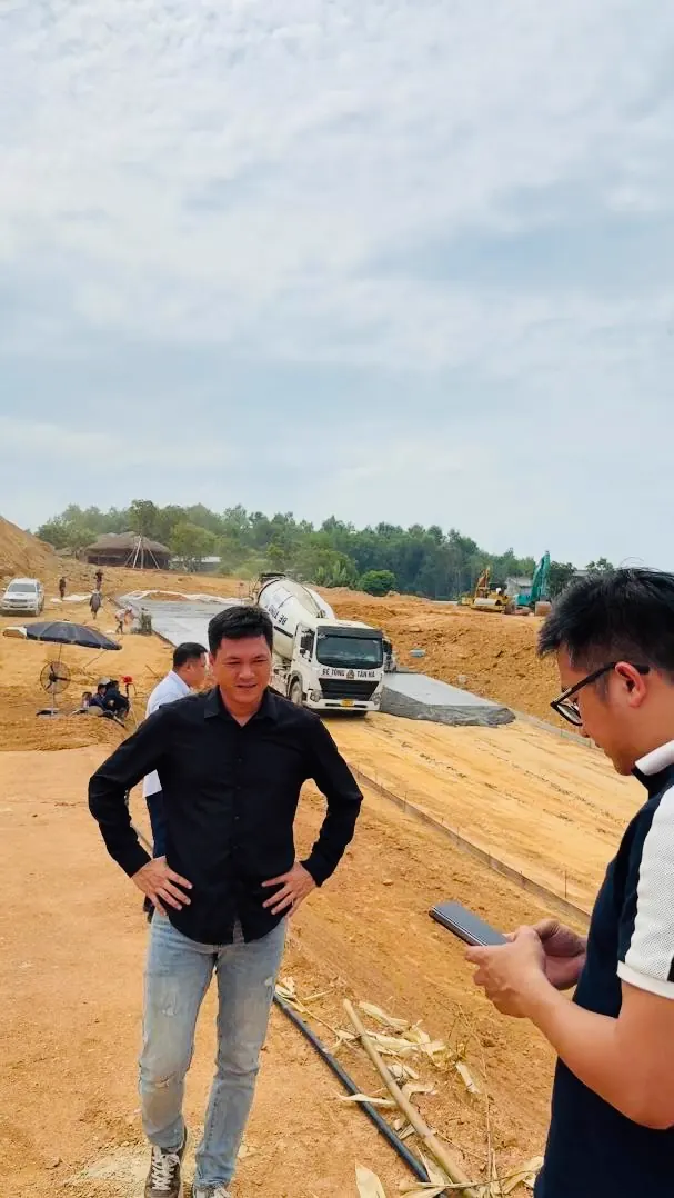 Khánh đứng giữa công trường nhà máy thứ hai đang đổ bê tông nền
