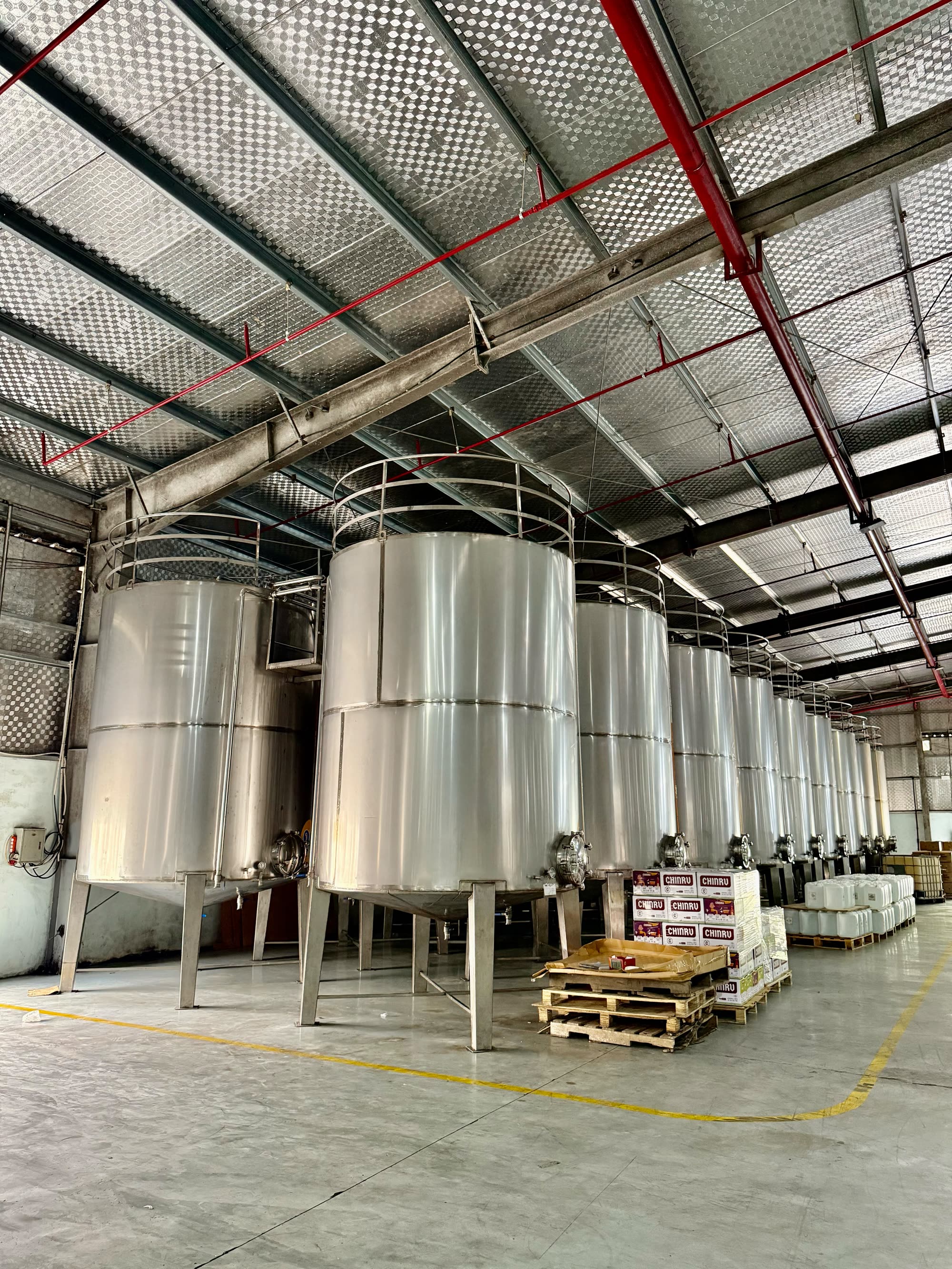 Dàn tank inox lên men trong xưởng