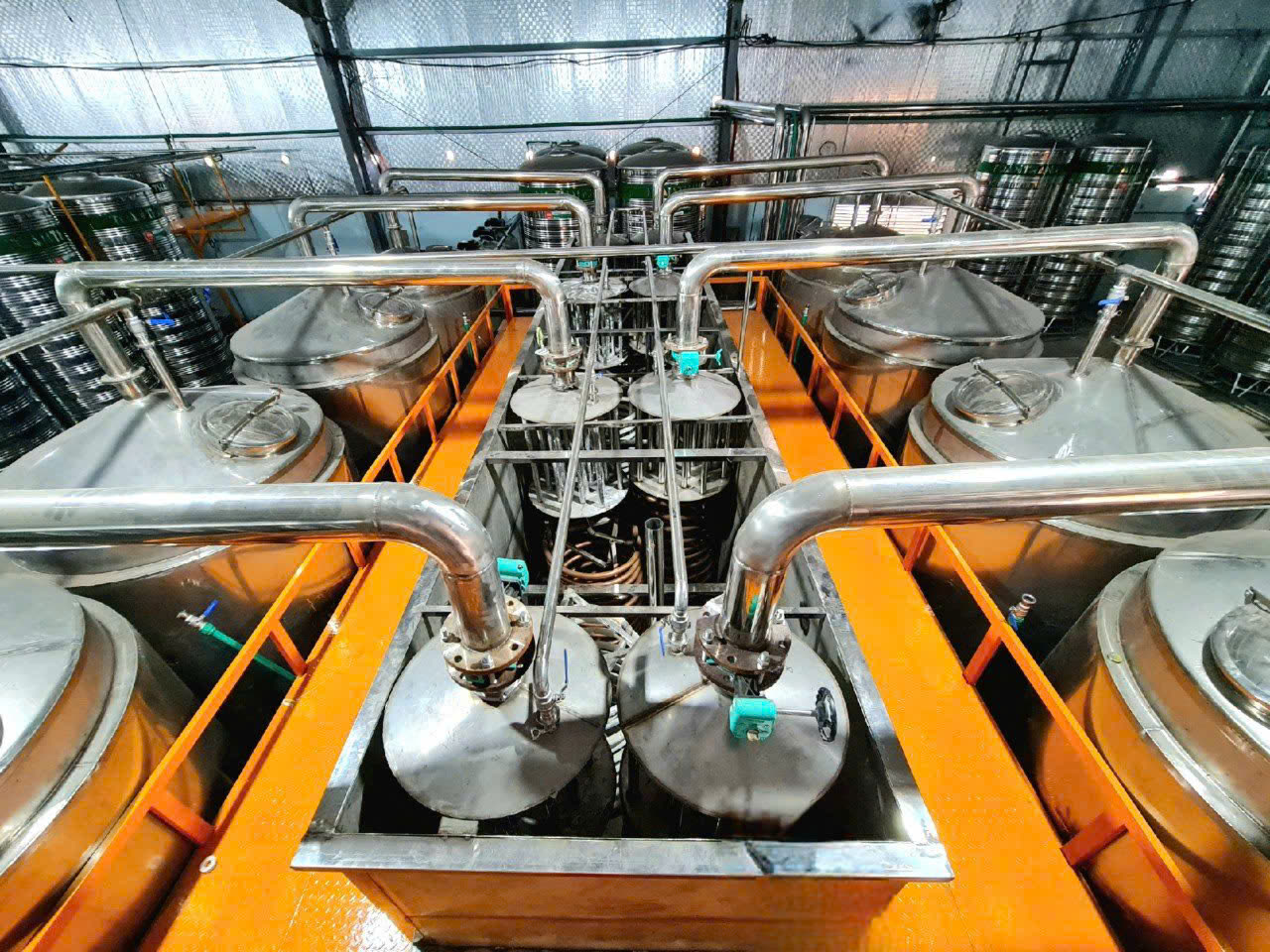 Cụm thiết bị chưng cất bằng inox với hệ ống dẫn