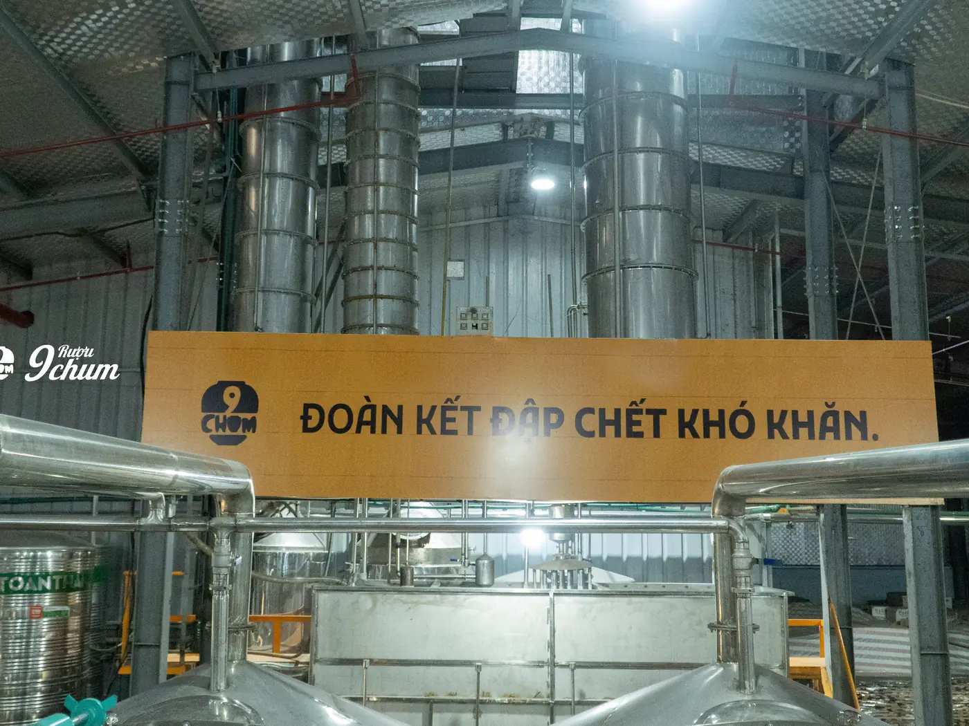 Ba tháp chưng cất 18 tầng bằng inox dùng để tách tạp chất khỏi rượu thô