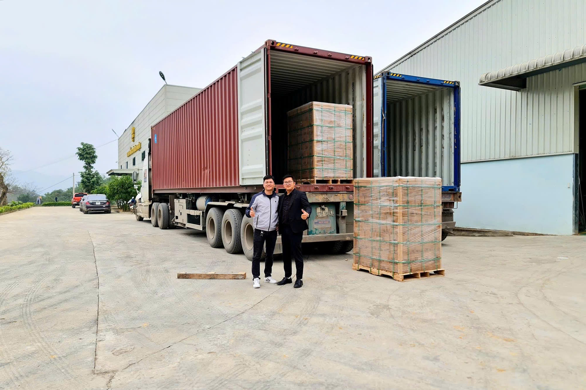 Công nhân xếp hàng lên container tại sân nhà máy